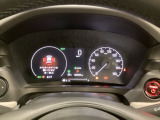 ハイブリット車専用のメーターです。右側の大型スピードメーターに加え、ステアリングスイッチを使って左のマルチインフォメーション・ディスプレイで燃費や動力伝達などの情報が見れるようになっています。