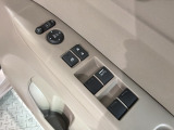 狭い駐車場で便利な電動格納ドアミラーが付いています。