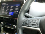 オーディオの音量や車両安全装備などの車両情報を手元で操作できるハンドルスイッチ付き。