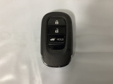 スマートキーを装備しています。鍵を差し込むことなくドアロックの開け閉めと、スタートボタン操作でのエンジンスタートができます。ボタン操作でトランクが開けられる電動テールゲートのボタンもついています。
