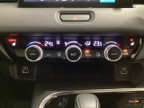 オートエアコンがついてます。左右独立で温度設定のできるデュアルオートエアコンです。パネル内のシートヒータースイッチは前席の左右別々に温度設定ができます。