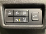 運転席脇のクラスタースイッチ部分にはカメラ切り替えスイッチ、パーキングセンサー、その他走行系スイッチを集中配置しております。