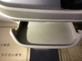スライドセンタートレーは、運転席からも助手席からも自在に使えます。
