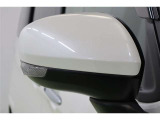 バイカラーでスマートなウインカーミラーです。ウインカーミラーはお洒落なだけでなく、対向車や歩行者からの視認性が良く安全性が向上し、事故防止にもつながります。