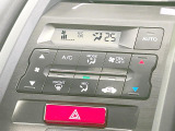 【オートエアコン】一度お好みの温度に設定すれば、車内の温度を検知し風量や温度を自動で調整。暑い&hellip;寒い&hellip;と何度もスイッチ操作をする必要はありません。快適な車内空間には必須の機能ですね♪