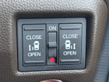 両側電動スライドドアです。リモコンや運転席スイッチ、ドアハンドルの操作で自動開閉。お子さまを抱きかかえている時や荷物の多い時などに便利です。