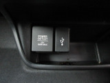 【POWEROUTLET】12V電源ソケットを設置しております。周辺機器の充電にご利用頂けます。便利なUSBジャックも付いています。
