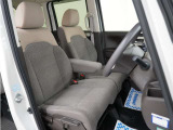 運転席のスペースはゆったりしていて、視界も広く確保されているので普段の運転からロングドライブまで快適です。