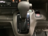 CVT車のセレクトレバーです。低速から高速まで、変速ショックのないスムーズな走りを実現するとともに、エンジン効率のよい領域を維持することで燃費にも貢献します。