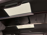 車内が明るくなるムーンルーフも装備です。(ガラス部は開きません)