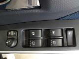 パワーウィンドウスイッチで運転席から全席の窓の開閉ができます。
