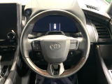 インテリアに合わせたデザインのステアリングは、運転される方のことも考え、運転しやすい形状、大きさです。是非一度、実際に触ってお確かめください。