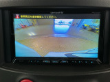リバースギアに入れるだけで後方の表示へ切り替わります。夜間や雨の日の駐車も楽になりますよ。