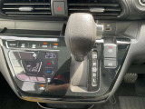 「オートエアコン」付き一年中快適な室内を提供!車内温度を設定すると、風量を自動で調節してくれます。USBソケットつきで携帯など充電可能です(^^)/