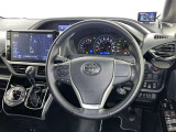 運転席まわりです。 各操作スイッチは使いやすい位置に配置されてます。