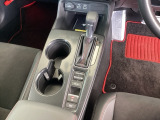 シンプルでとても使いやすいフロアシフトに、パーキングブレーキは電子制御パーキングブレーキです。