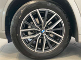 BMWの純正アロイホイールは軽量かつ強度にも優れているホイールで走行性能を引き上げる設計になっております。足元にもBMWは妥協がなくこだわっている個所になります。