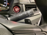 ステアリングの裏側、左右にパドルシフトがついています。右が+、左が-の操作でシフトチェンジを行い、エンジンブレーキなどのマニュアル操作ができます。