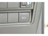 オートマチックハイビームとは、先行車や対向車のライトを認識し、ハイビームとロービームを自動で切り替える機能です。夜道の視界を確保します。詳細は販売店スタッフまでおたずねください。