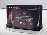 マツダコネクトの8インチWVGAディスプレイです。センターコンソールのコマンダーコントロールでの操作に加えて、タッチパネルにもなっていますので、画面にタッチしての操作も可能です。