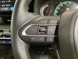 運転中、オーディオの操作をしてて、ハッとしたことはありませんか?ステアリングスイッチは、運転中でもハンドルでオーディオの操作が可能です。安全なドライブをサポートします。