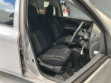 運転席まわりです。運転席からの視界が左右に広く隅々まではっきりと見渡せます!クルマの前端も把握しやすく安心して運転できます!