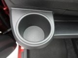 カップホルダーは運転席や助手席からちょうど手の届く位置です!!