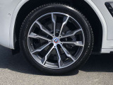 BMW純正20インチホイール。洗練されたデザインで、足元の個性を引き立てます。