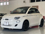 ヘッドライトの透明感が際立ち、ボディの艶も感じられる一枚。FIATらしい柔らかな雰囲気がよく出ています。