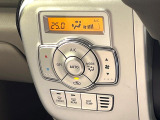 【オートエアコン】一度お好みの温度に設定すれば、車内の温度を検知し風量や温度を自動で調整。暑い&hellip;寒い&hellip;と何度もスイッチ操作をする必要はありません。快適な車内空間には必須の機能ですね♪