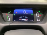 デジタル表示のスピードメーターとタコメーター、燃費やオドメーターなどの表示の他に、ホンダセンシング機能などの表示もできる多機能なマルチインフォメーション・ディスプレイです。