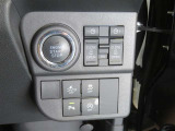 便利な両側パワースライドドア。降車時に運転席のスイッチを押して予約すれば、電子キーを持って近づくだけでドアが自動で開く「ウェルカムオープン機能」も使用できます!