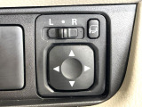 【電動格納ミラー】サイドミラーは電動格納式となっており、狭い駐車場でもキズがつくリスクを抑えられます。