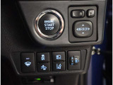 お車のキーはスマートキーです。キーを身につけた状態で車に近づき、ドアロックの解錠や施錠操作が出来ます。雨の日など両手がふさがっている時など、とっても便利ですね。