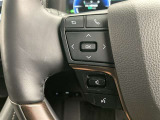 運転中、オーディオの操作をしてて、ハッとしたことはありませんか?ステアリングスイッチは、運転中でもハンドルでオーディオの操作が可能です。安全なドライブをサポートします。