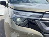 【LEDヘッドライト】悪天候や夜間走行時も良好な視界を確保し安心して運転できる高輝度LEDヘッドライトを装備!点灯速度が早く、消費電力も抑えられています。