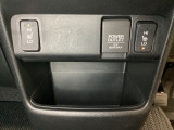 前席の左右別々のシートヒータースイッチが付いています。HiとLoの2段階で温度設定ができます。スイッチの間にはアクセサリーソケットがついています。