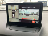 360度ビューカメラを搭載。4方の小型カメラの映像を処理し、車両真上からの映像に変換しています。