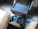 運転席からも助手席からも使いやすい位置に引き出し式ドリンクホルダーとスマホなどを置けるトレイを配置。