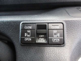 運転席からボタン一つで開閉できるパワースライドドアが付いています。安心の挟み込み防止装置付です。
