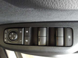 パワーウィンドウスイッチで運転席から全席の窓の開閉ができます。