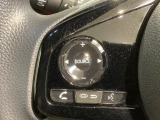 ステアリングにオーディオ操作スイッチが付いています。オーディオ画面に直接タッチしなくても操作が出来ますので、運転に集中できます。