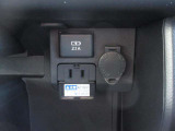車内にはUSBポートやAC100V電源を備えています。外出先でも電子機器を利用しやすい、うれしい装備です。