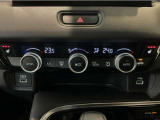 オートエアコンは左右席で独立温度コントロールが可能です。運転席はキンキンに冷やして助手席はマイルドにと言った設定が可能です☆暑さ寒さでケンカすることもなくなりますね♪