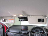 運転席・助手席ともにサンバイザー内側に鏡がついております。