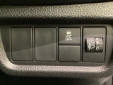 ハンドルの右側にはヘットライトリベライザーとVSA(ABS+TCS+横滑り抑制)の解除スイッチがついています。ヘッドライトリベライザーは道路状況や積荷の加重に応じてライトの高さを調節できます。