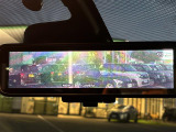【 デジタルインナーミラー 】車両後方カメラの映像をミラーに映すことが出来ます! そのため、後席に人や荷物があって後方が見えづらい場合でもしっかり視界を確保することが出来ます!//
