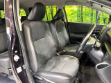 運転席まわりには十分なスペースがあり、大柄な方でもゆったり運転していただける環境です。