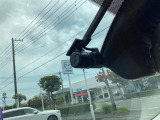 前方を監視するドライブレコーダーのフロントカメラ。