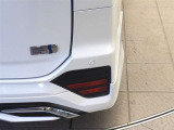 コーナーセンサーを車の前後に装備。障害物までの距離に応じて警告音を変えてお知らせ。縦列駐車時や駐車場・車庫などでの取り回しをサポートします
